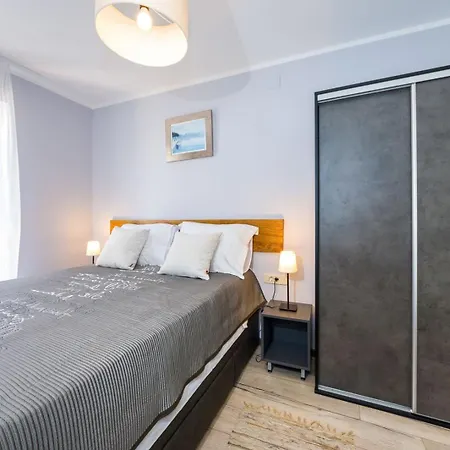 Ema 2br Apt. In Old Town Centre Apartment