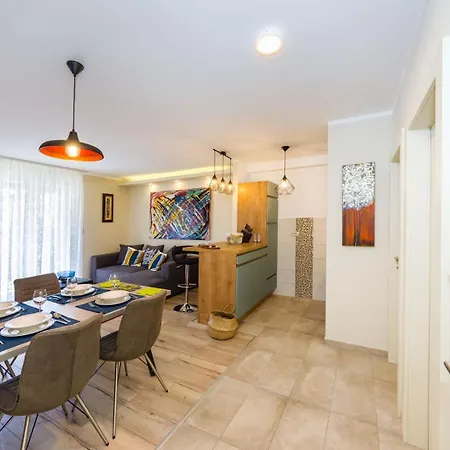 Apartment Ema 2br Apt. In Old Town Centre