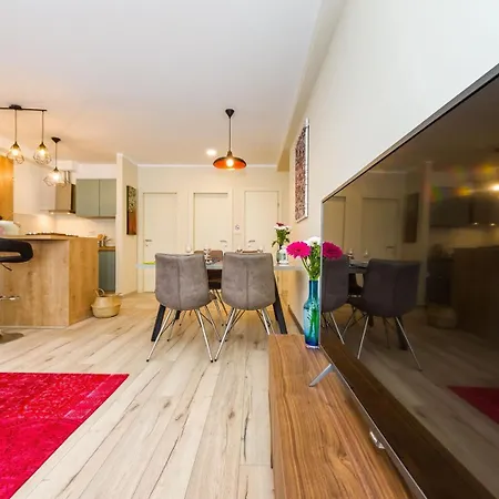 Ema 2br Apt. In Old Town Centre Apartment
