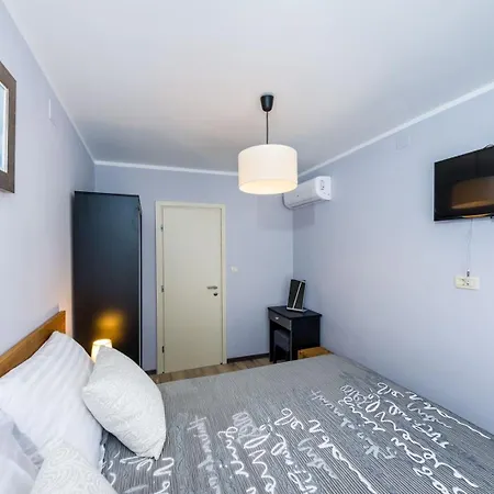 Ema 2br Apt. In Old Town Centre Apartment