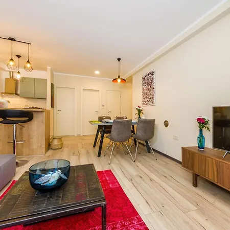 Ema 2br Apt. In Old Town Centre Apartment