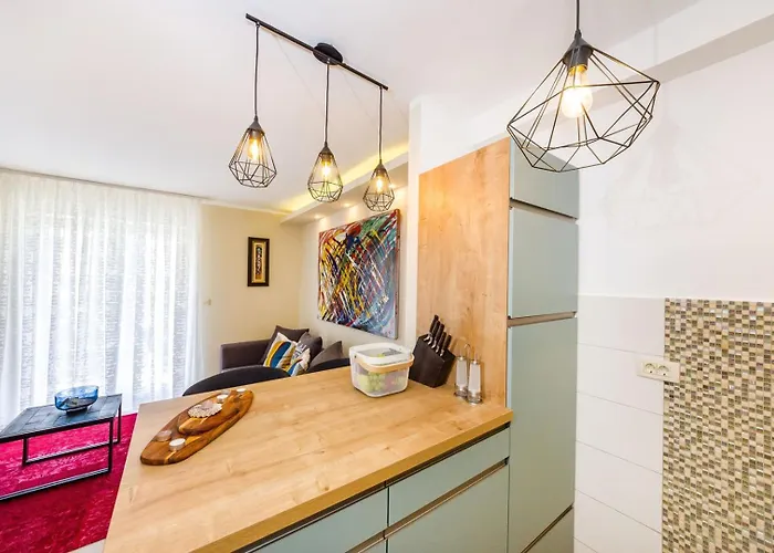 Апартаменти Ema 2br Apt. In Old Town Centre