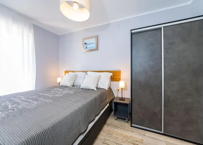 Ema 2br Apt. In Old Town Centre Апартаменти