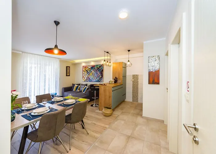 Апартаменти Ema 2br Apt. In Old Town Centre