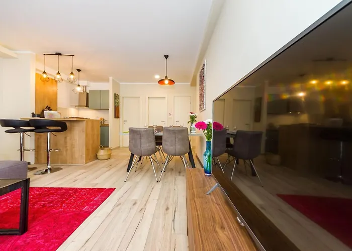 Ema 2br Apt. In Old Town Centre Апартаменти