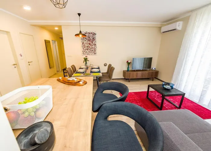 Апартаменти Ema 2br Apt. In Old Town Centre *