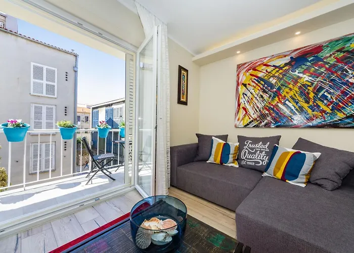 Ema 2br Apt. In Old Town Centre Апартаменти *