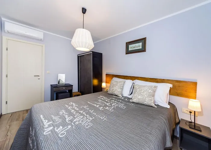 Ema 2br Apt. In Old Town Centre * Задар