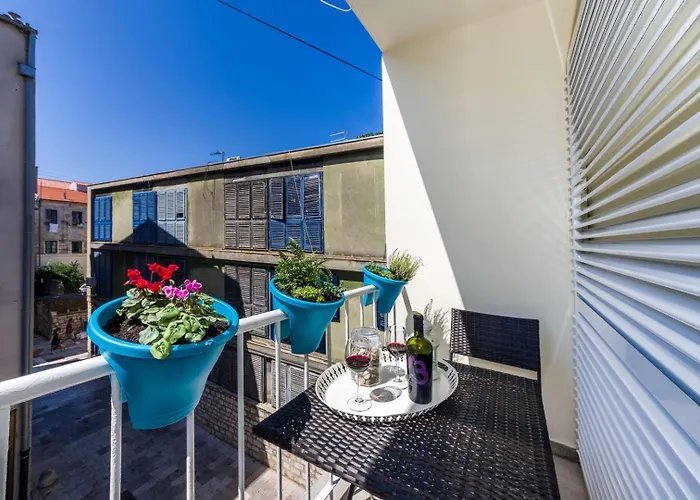 Ema 2br Apt. In Old Town Centre Апартаменти Задар