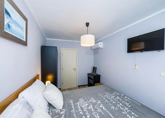 Ema 2br Apt. In Old Town Centre Апартаменти