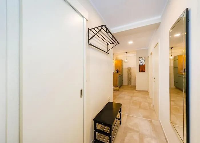 Ema 2br Apt. In Old Town Centre Апартаменти *
