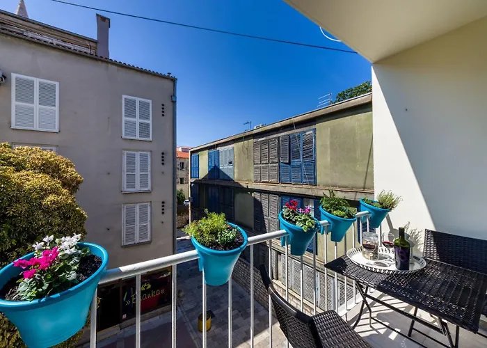 Ema 2br Apt. In Old Town Centre Апартаменти