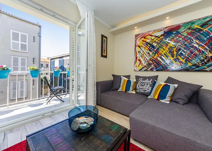 Ema 2br Apt. In Old Town Centre Апартаменти