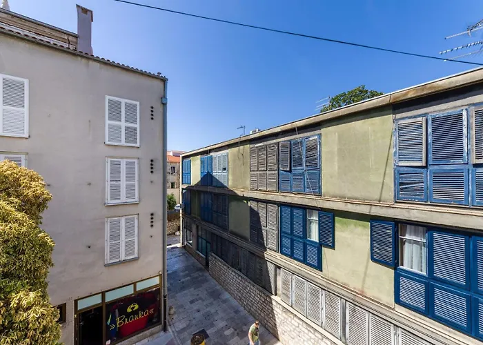 Ema 2br Apt. In Old Town Centre Апартаменти