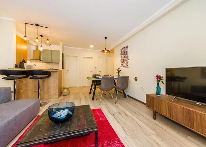 Ema 2br Apt. In Old Town Centre Апартаменти