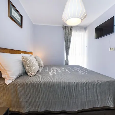 Ema 2br Apt. In Old Town Centre * 扎达尔