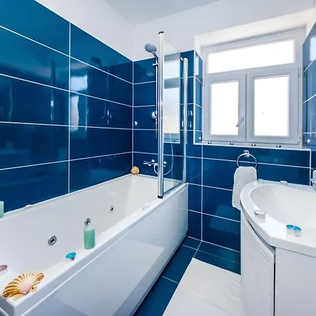 Ema 2br Apt. In Old Town Centre