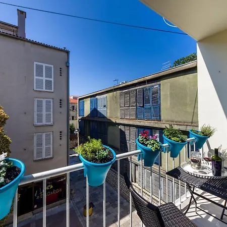 Ema 2br Apt. In Old Town Centre 公寓