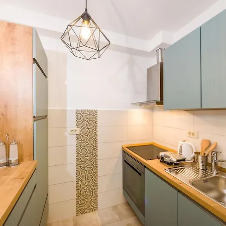 Ema 2br Apt. In Old Town Centre * Zara